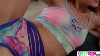 ���ුඩා පියවර සහෝදරිය හා ඇගේ දැඩි මිතුරෙකු විය stepbro ලබා අනපේක්ෂිත boner ඔවුන් සඳහා