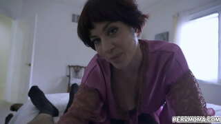 Horny mommy Jessica Ryan mengambil anak tirinya untuk menghisap dick muda