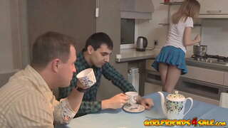 ���වට කාලයක් මෙය හුරුබුහුටි යොවුන් cuckolds ඇගේ සැමියා