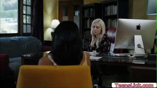 Аві Лаў проста назірае, як Кензо Тэйлар атрымлівае асалоду ад лизанием сваей шапіках