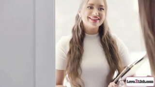 Planificator de nunta seduce un cuplu si se masturbeaza lor de jigodii și convinge-i să aibă un 3some.Ea linge blonde pasarica ca o pieptoase gf facesits ei