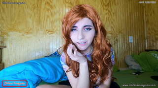 دختر هیجان زده می شود در مقابل صفحه نمایش