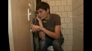 Hun spiller med stor pik af drengen