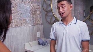 Wien Sort Fangede Hendes Kammerat Wacking Ud med Hendes Moms Bra!