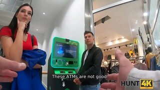 HUNT4K. මිනිසා අත් ඔරලෝසු ආකාරය ඔහුගේ සුන්දරත්වය ලැබෙන විනිවිද විසින් ආගන්තුක