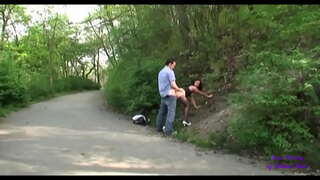 Éischt, Si gläiche sech beréieren an enger bar an dann ginn Si zum ficken an ëffentleche Park