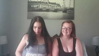 ���ුඩා vs විශාල පියයුරු සිගරට් දුම් පානය